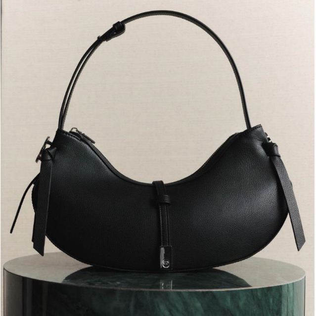 STUDIO UNKNOWN - Sandar Shoulder Bag กระเป๋าหนังMicrofiberปรับความยาวของสายได้