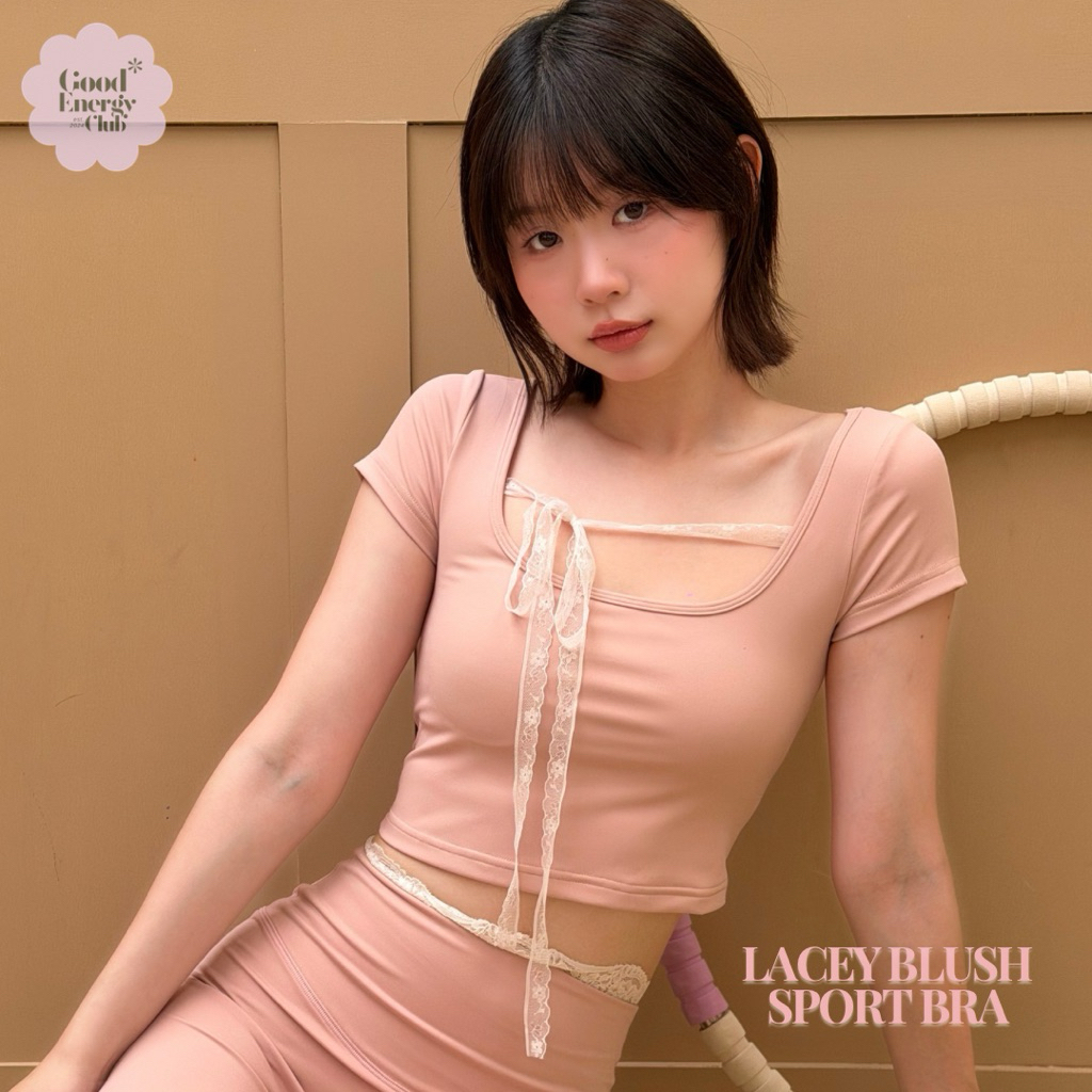 GOOD ENERGY CLUB - LACEY BLUSH SPORT BRA สปอร์ตบราผู้หญิง แขนสั้น ดีเทลโบว์ลูกไม้ (16I-16L)