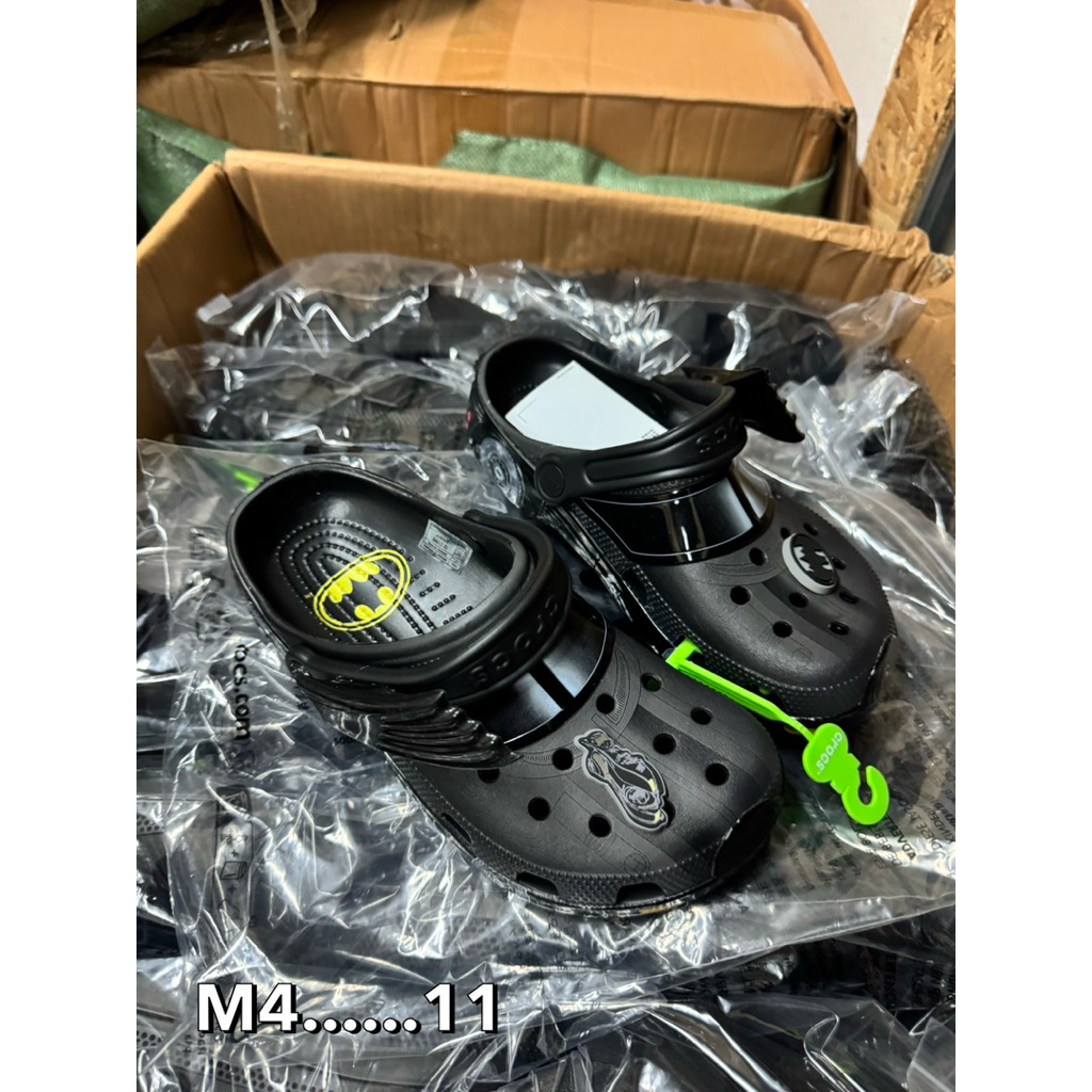 Crocs x Batman (Black Edition)สีดำล้วน พร้อมโลโก้ Batman สีเหลืองด้านในพื้นรองเท้า และมี Jibbitz ลาย Batman ติดด้านบน