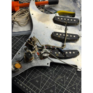 KVNแผ่นAluminum Shielding Plateสำหรับกีตาร์ทรง Stratocaster โดยเฉพาะ