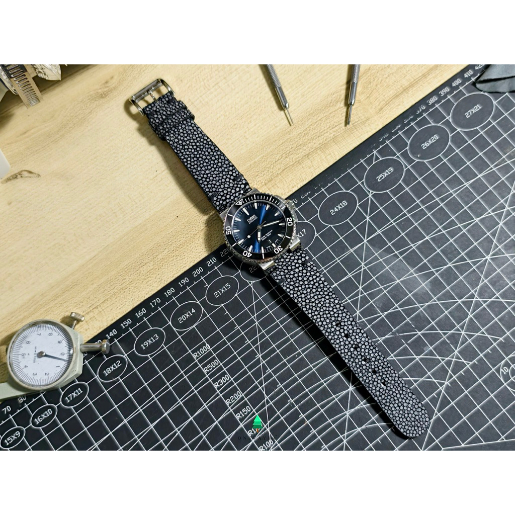 สายนาฬิกาสำหรับ Oris Aquis หนังปลากระเบนแท้สีดำ