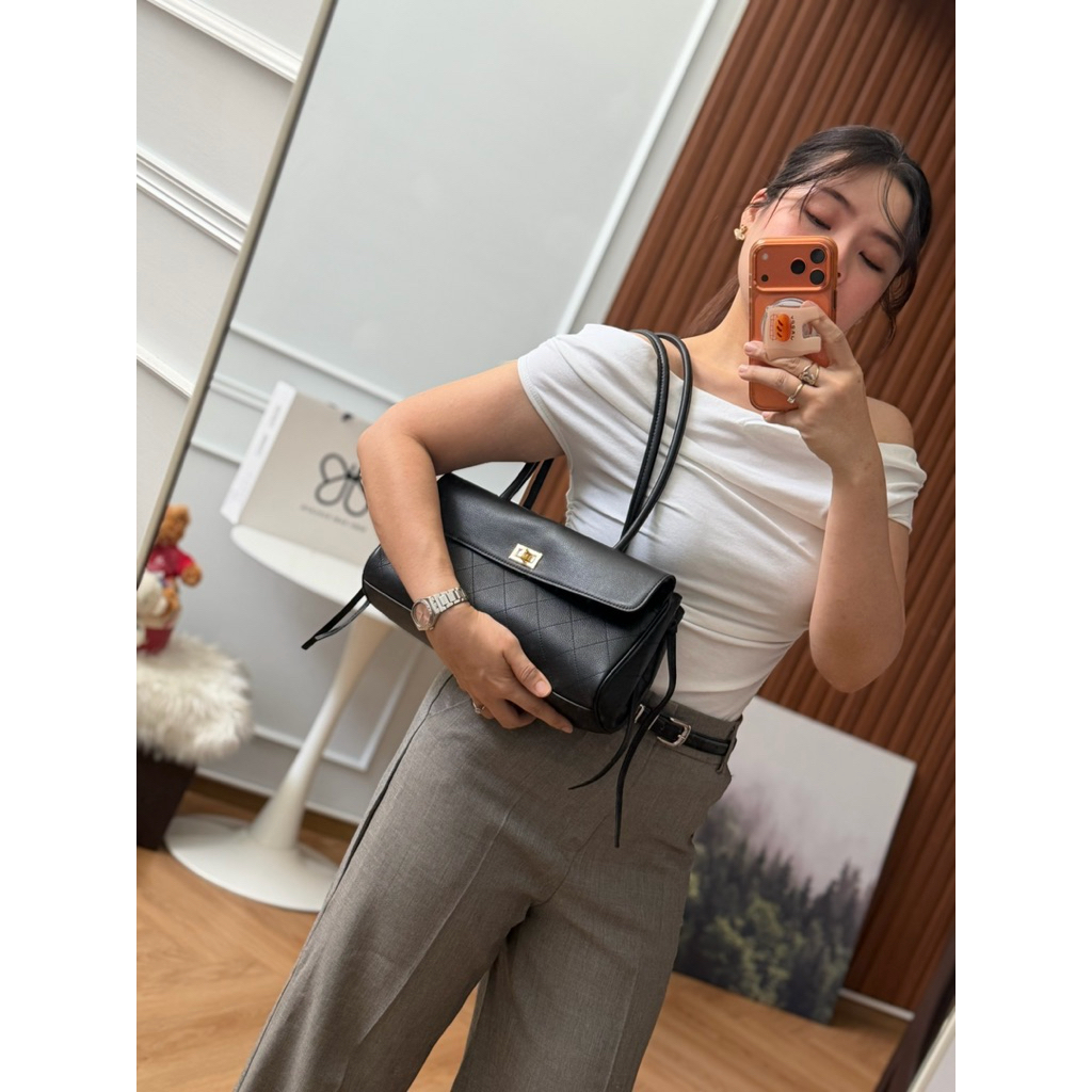 VICTORIA กระเป๋าหนังวัวแท้ ขนาด 33x15x12 ซม. เป็นกระเป๋าวัวเเท้ ที่เน้นความเรียบง่ายแต่แฝงไปด้วยความพรีเมียม ราคา ถูกที่สุด ดีลบีเคเค แกลเลอรีภาพที่ 9