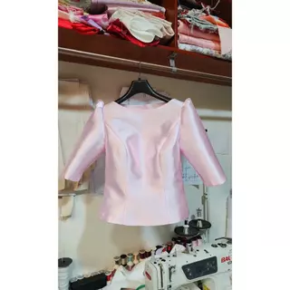 เสื้อผ้าไหมอิตาลีคอปาดเเขน3ส่วนพร้อมรีดอัดกาวทั้งตัว(ไซส์หน้าผ้าวัดตึงเเนะนำเผื่อจากอกจริง2นิ้วค่ะ)