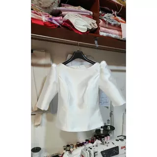 เสื้อผ้าไหมอิตาลีคอปาดเเขน3ส่วนพร้อมรีดอัดกาวทั้งตัว(ไซส์หน้าผ้าวัดตึงเเนะนำเผื่อจากอกจริง2นิ้วค่ะ)