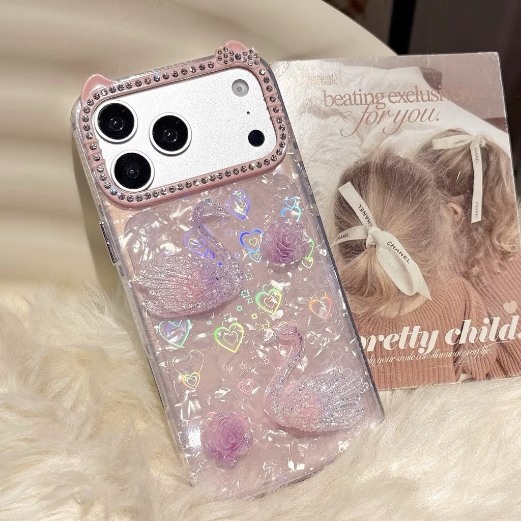 พร้อมส่งคะ เคสโฮโลแกรมหงษ์2ตัวขอบกล้องหูแมวเพชร ลายน่ารักๆ มีi11-17คะ
