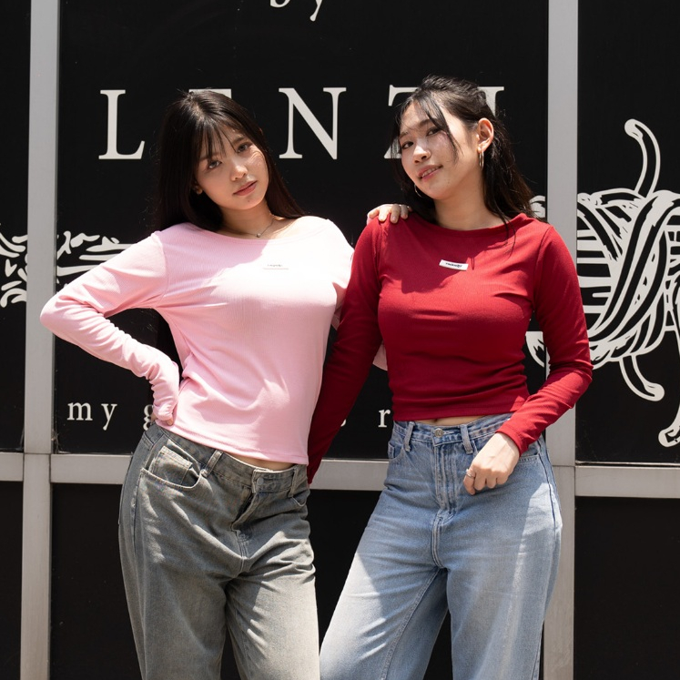 Slim Top#2 | เสื้อแขนยาวแฟชั่นผู้หญิง ทรงเข้ารูป คอกว้าง ดีไซน์มินิมอล พร้อมป้ายยางโลโก้กลางอก รวมสี