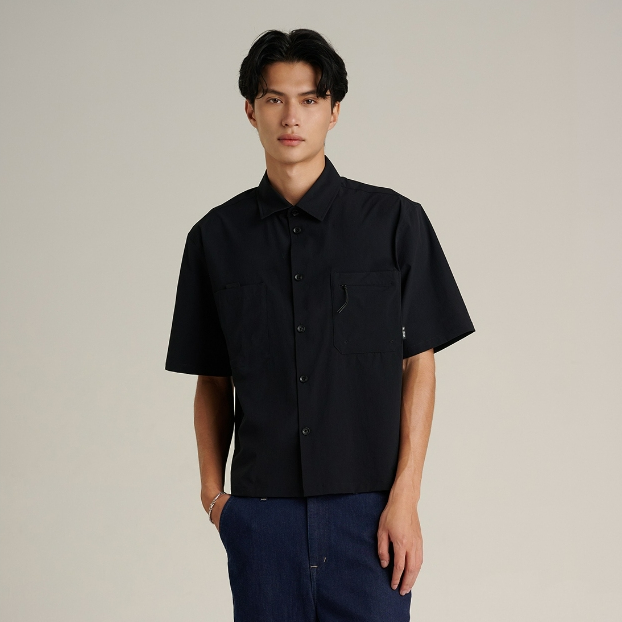Mc JEANS (แม็คยีนส์) เสื้อเชิ้ตผู้ชาย เสื้อเชิ้ตแขนสั้น ทรงบ็อกซี่ Boxy Fit Shirt สีดำ MSSZ338