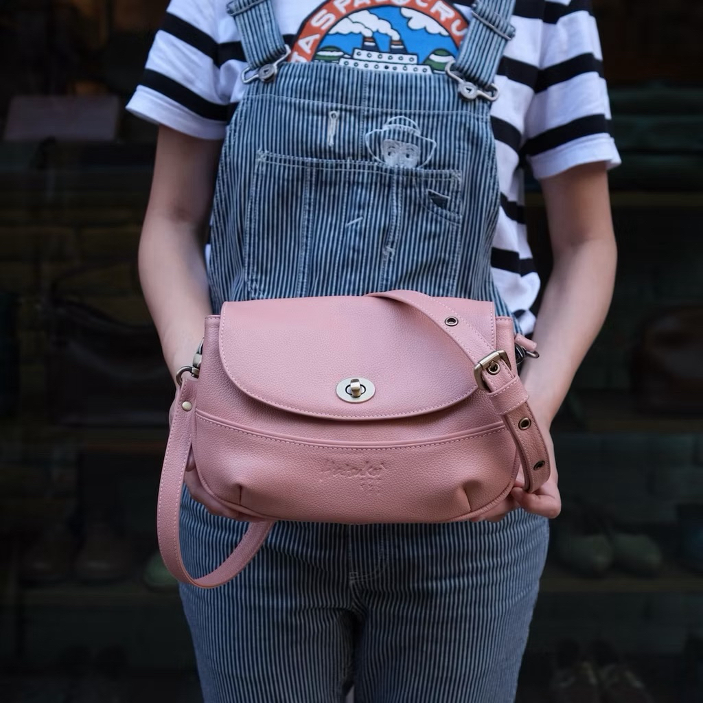 ✨ หายาก น่ารักสุดๆ✨ กระเป๋าสะพายข้างหนังแท้รุ่น Smile (Hatsukoi Leather Bag)