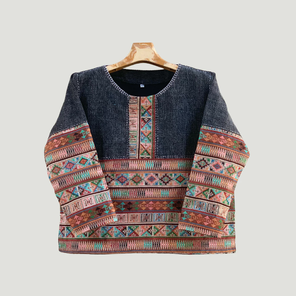 เสื้อใบปอผ้าฝ้ายชินมัยสโตนวอช คอกลมแขนยาวแต่งผ้าทอลายอาข่า สไตล์พื้นเมือง ใส่สบาย มีขนาด 36-44 นิ้ว