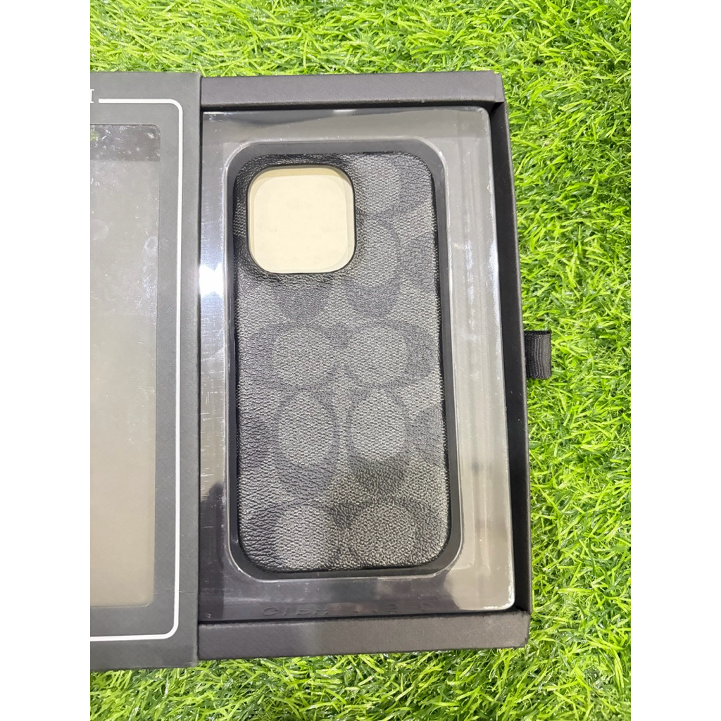 สินค้ามี 1 ชื้น 📌 COACH SLIM WRAP CASE เคส IPHONE 14 Pro - SIGNATURE CHARCOAL