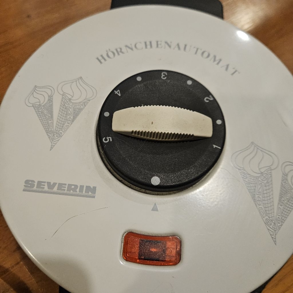 เครื่องทำโคนไอศกรีม หรือเครื่องทำเวเฟอร์ (Hörnchenautomat) จากแบรนด์ Severin