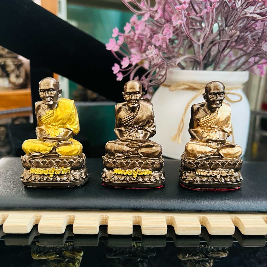 ชุดบูชาหน้ารถ  (หลวงปู่ทวดแร่เหล็กน้ำพี้ 1.5นิ้ว หน้าตัก1 นิ้ว สูง2.5นิ้ว )