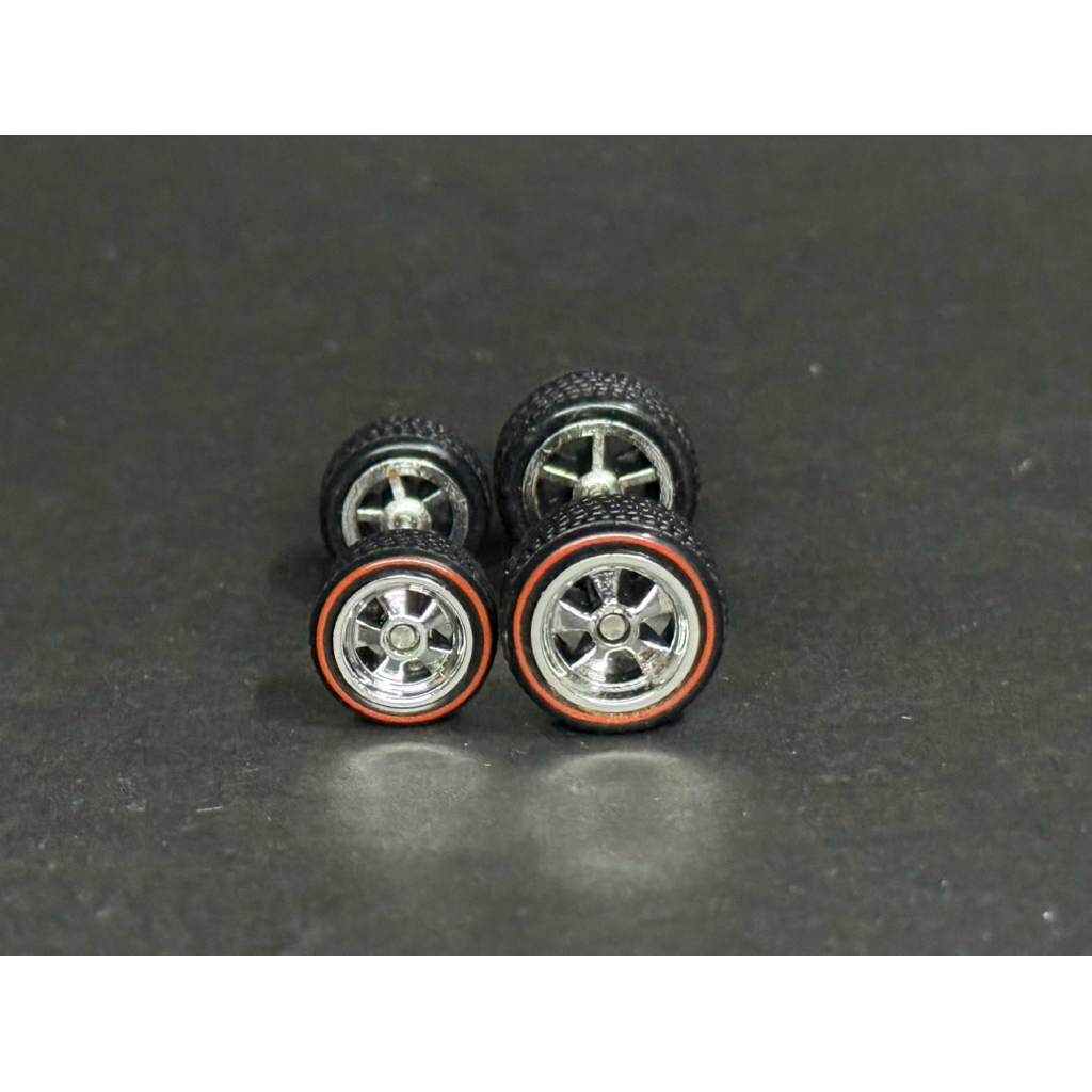 ล้อยาง สำหรับ ปรับแต่ง รถโมเดล 1:64 ล้อหน้า เล็ก ล้อหลัง ใหญ่ ลาย Fuch สี โครม ยางขอบแดง
