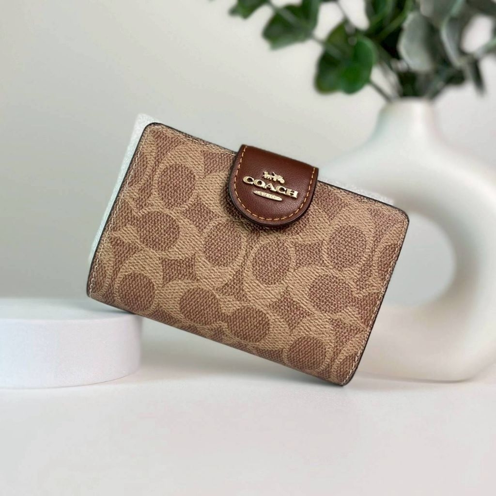 กระเป๋าสตางค์ใบกลาง MEDIUM CORNER ZIP WALLET IN SIGNATURE CANVAS CW786