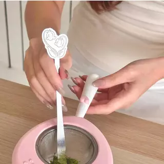 GARNET 🌱Garden of Tiny Dreams Matcha Spoon with spoon rest – ช้อนตักมัทฉะพร้อมที่วางช้อนลายดอกลิลลี่แห่งหุบเขาสแตนเลส