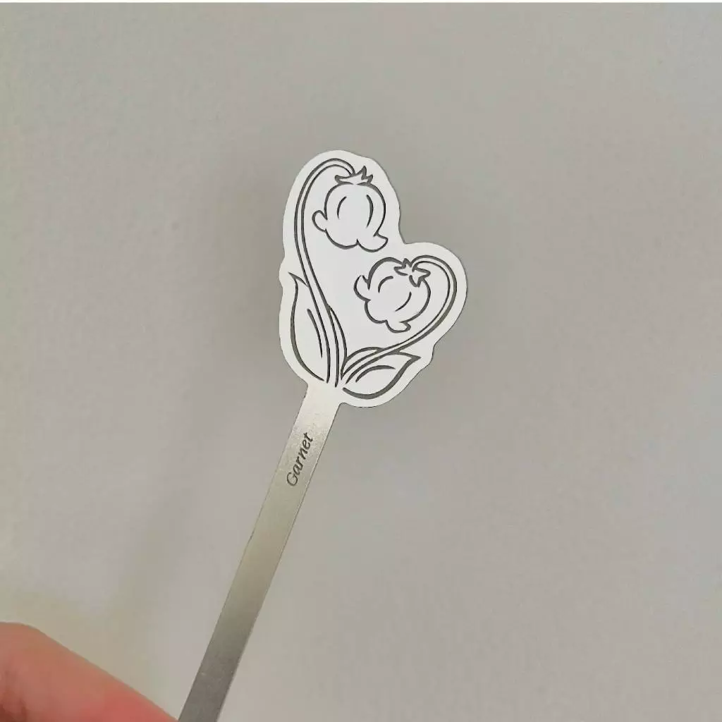 GARNET 🌱Garden of Tiny Dreams Matcha Spoon with spoon rest – ช้อนตักมัทฉะพร้อมที่วางช้อนลายดอกลิลลี่แห่งหุบเขาสแตนเลส