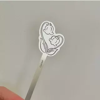 GARNET 🌱Garden of Tiny Dreams Matcha Spoon with spoon rest – ช้อนตักมัทฉะพร้อมที่วางช้อนลายดอกลิลลี่แห่งหุบเขาสแตนเลส