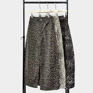Atipashop - Leopard Muse Barrel Jeans (#A053) กางเกงยีนส์ขายาว ทรงมินิบาร์เรียล ดีเทลลายเสือ