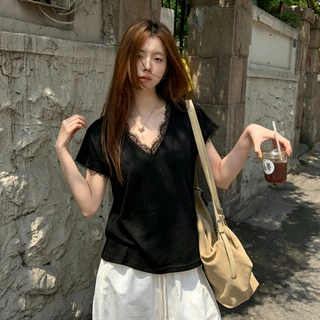 cherryshop พร้อมส่ง เสื้อยืดคอวีแขนสั้นผสมลูกไม้สีขาวใหม่สำหรับผู้หญิงฤดูร้อน ลำลองหลวมๆ นุ่มและใส่สบาย