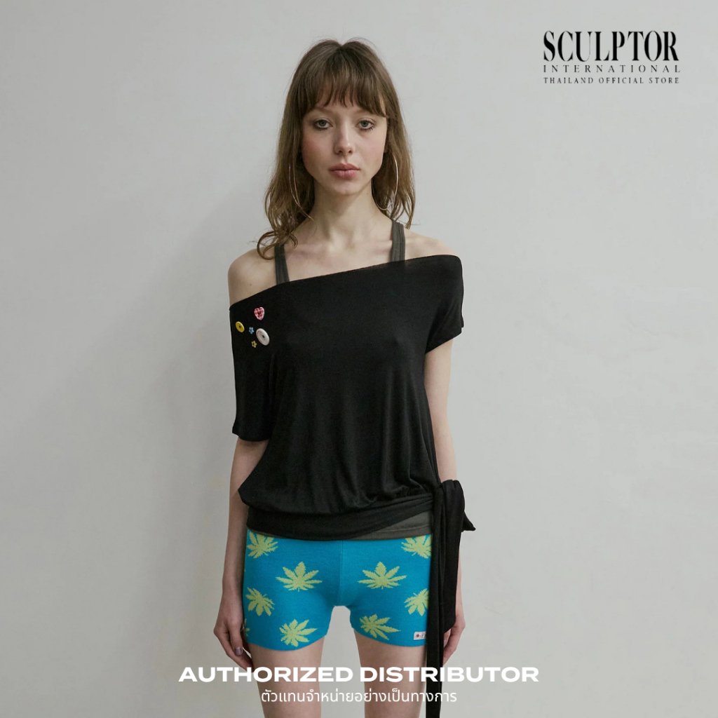 SCULPTOR® เสื้อ Off-Shoulder Button Tee
