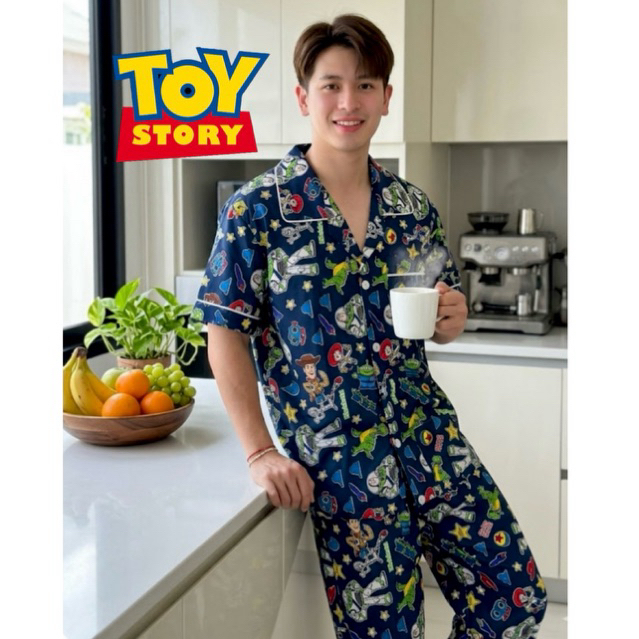 ชุดนอนลิขสิทธิ์แท้  𝐓𝐨𝐲 𝐒𝐭𝐨𝐫𝐲  ฟรีไซส์ 𝐅  รอบอก 𝟒𝟐-𝟒𝟒“ แบบแขนสั้น- ขาสั้น /แขนสั้น - ขายาว เนื้อผ้าคอตตอน ไม่ยืด