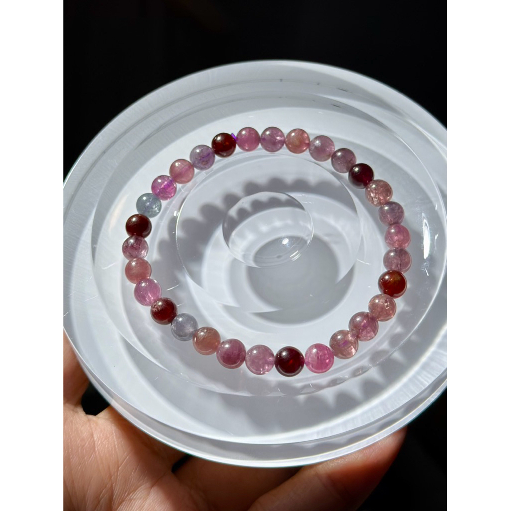Spinel เป็นหินที่สวยใสสีโดดเด่น