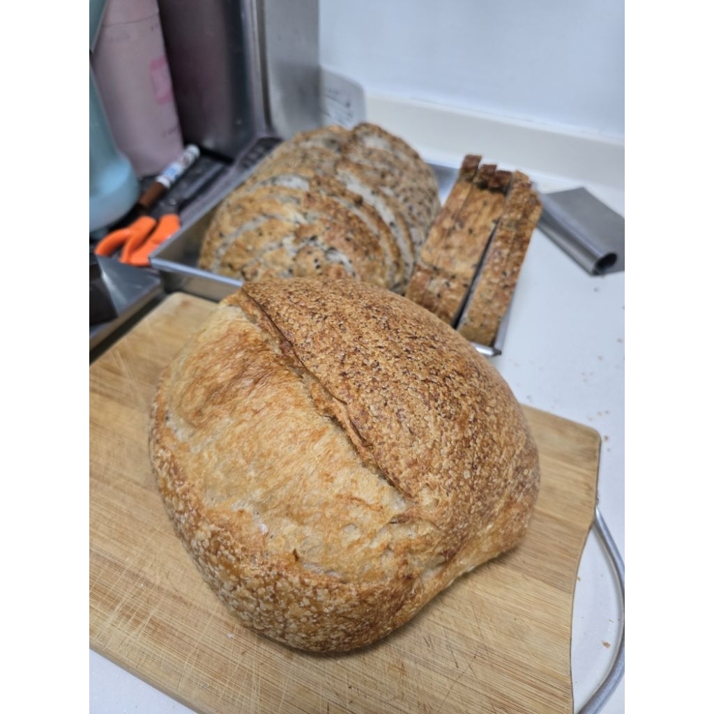 Ugly Sourdough bread  (ซาวโดว์กินได้นะคะ แต่ทำออกมาไม่สวย แฟบไป โตไป รูเยอะไป)