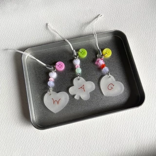 ꒰พร้อมส่ง 1-3 วัน꒱ keychain V2. พวงกุญแจตัวอักษร หัวใจ ใบโคลเวอร์ใส 🌼🍥🫧