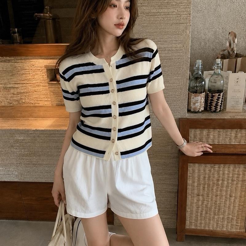 Chanan☘️CN132  6สี เสื้อไหมพรมแขนสั้น Classic Stripes  แต่งกระดุมหน้า ชิคๆไม่มีเอ้าท์ (อก 30-44นิ้ว)