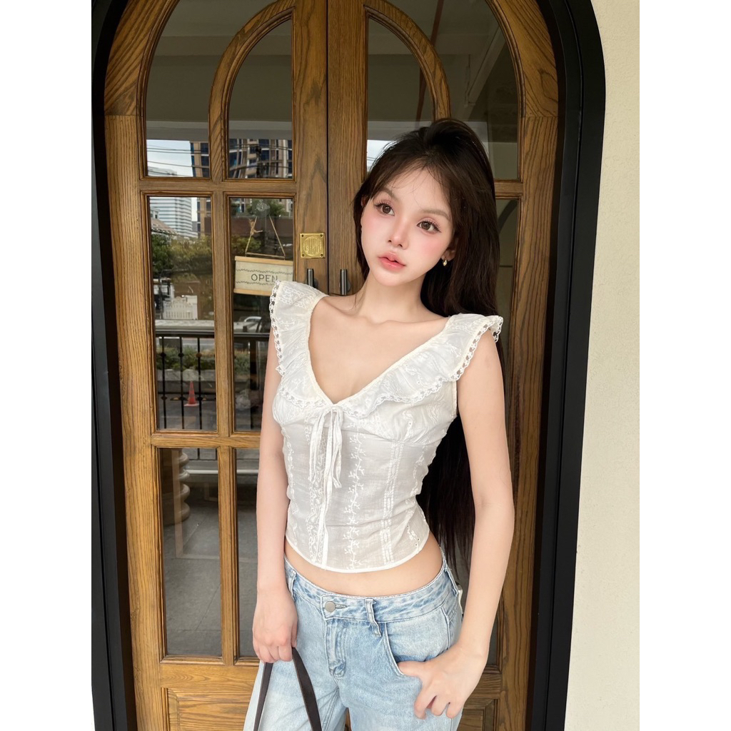เสื้อแขนระบายคอวีแต่งฉลุ