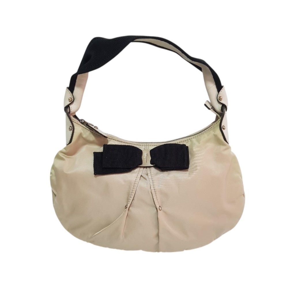 กระเป๋า Salvatore Ferragamo Vara Ribbon Nylon Shoulder Bag ตำหนิผ้ามีสีไม่เสมอกันบางจุดตามรูป