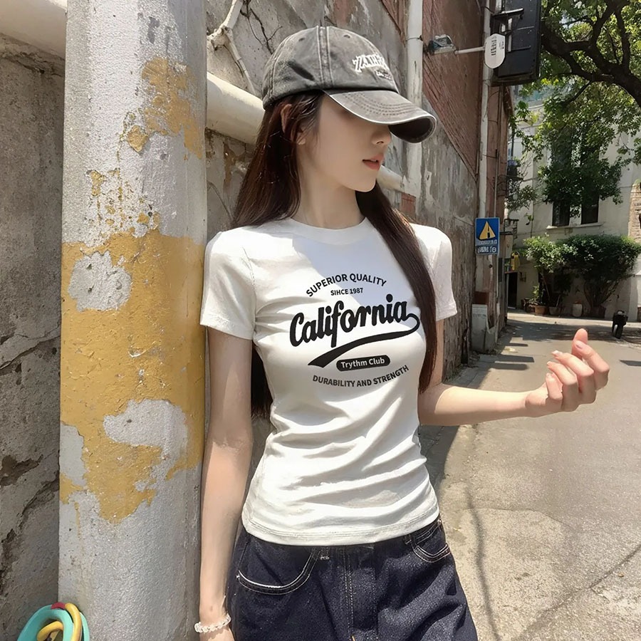 COD-เสื้อยืดแขนสั้นสีขาว สไตล์อเมริกัน ไหล่ตรง ทรงกระชับ สไตล์สาวแซ่บลุคใส ฤดูร้อน 2026-สียอดนิยม หลายสี