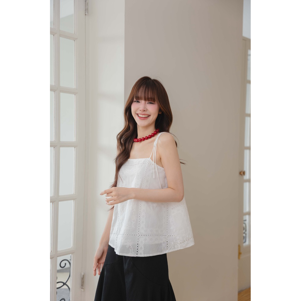 Mysis Cloud Kiss Cami เสื้อสายเดี่ยวลูกไม้ปัก