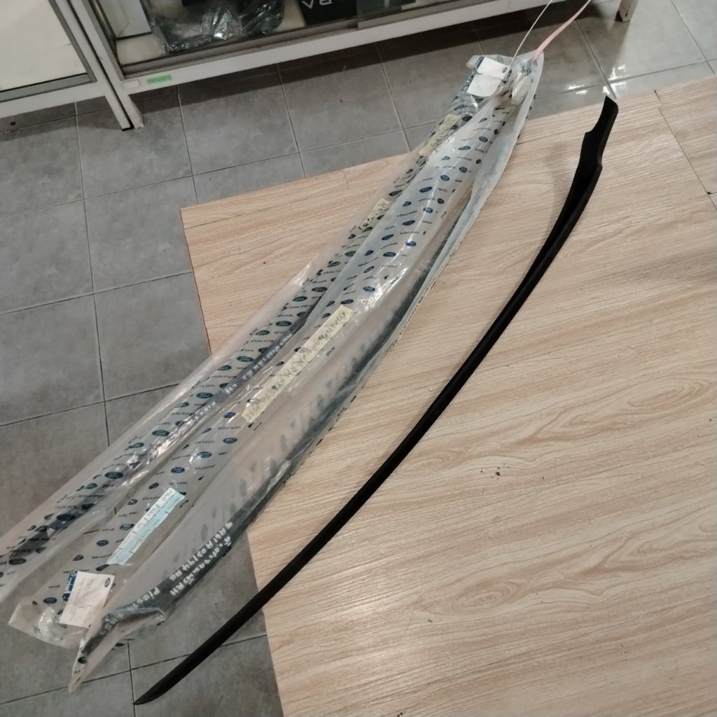 #แท้งานศูนย์100%คิ้วกระจกบังลมหน้าLH,RH สำหรับรถยนต์ Ford Fiesta(8A61A03194AE),(8A61A03195AE)Ford*อ่