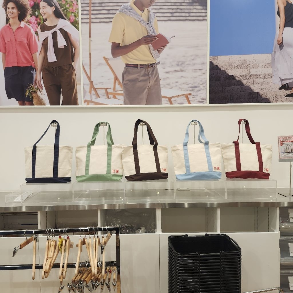 ของแท้ Uniqlo กระเป๋าผ้าแคนวาส Canvas Tote Bag กระเป๋ามีทั้งหมด 5 สี: สีแดง สีน้ำเงิน สีฟ้าอ่อน สีเขียว และสีน้ำตาล