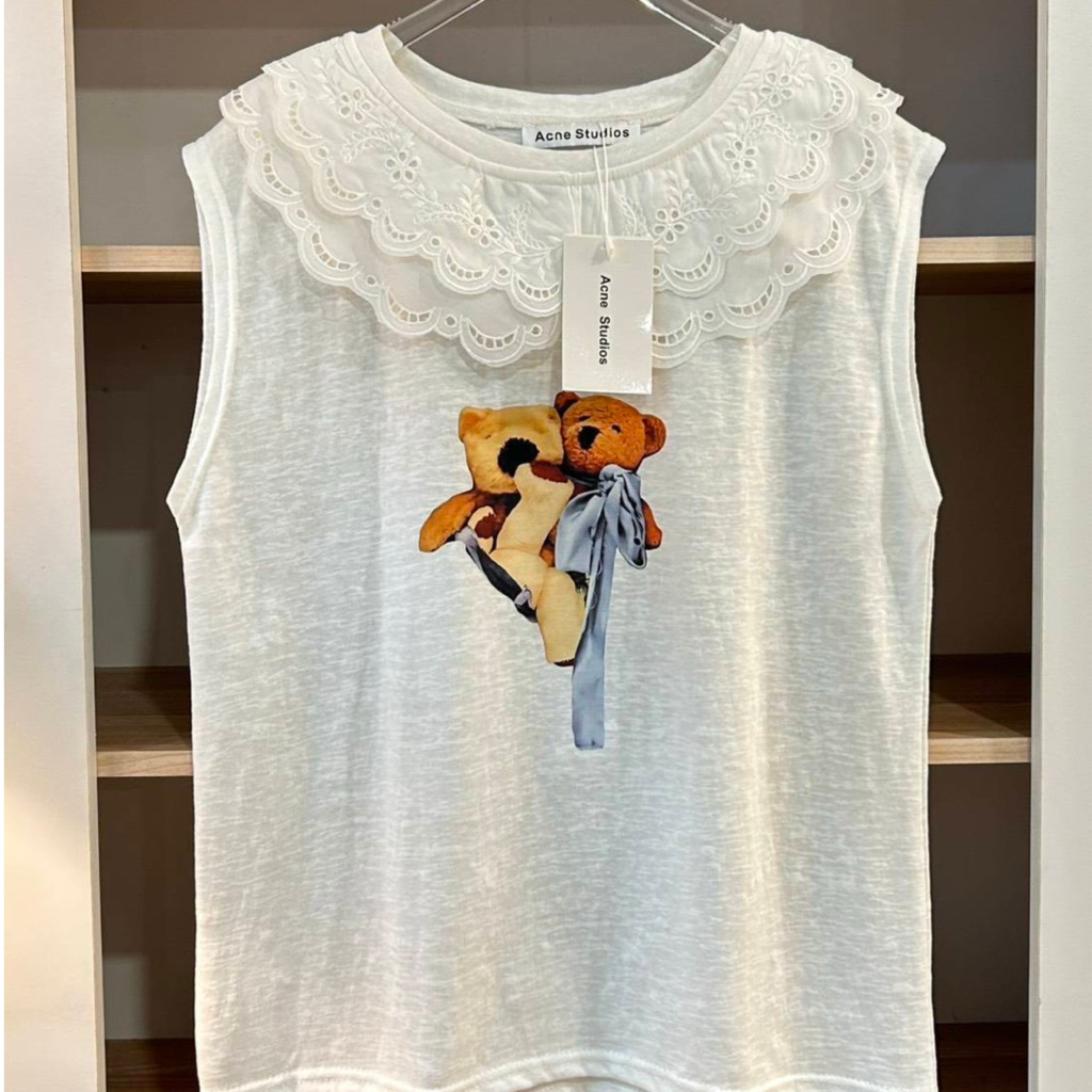 เสื้อแขนกุดน้องหมี 3Dดีเทลปกคอบัวแต่งลูกไม้ฉลุลายดอกไม้ซ้อนเลเยอร์ 2 เนื้อผ้าบางโปร่งใส่สบาย