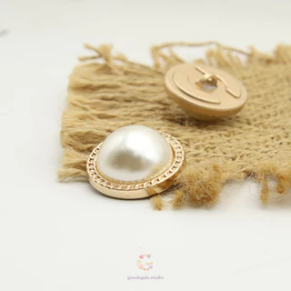 กระดุมมุกวินเทจขอบทอง | Vintage Pearl Buttons |กระดุมโลหะมุกสไตล์ชาแนลสำหรับเสื้อคาร์ดิแกนและงาน DIY By GoodsGals.Studio