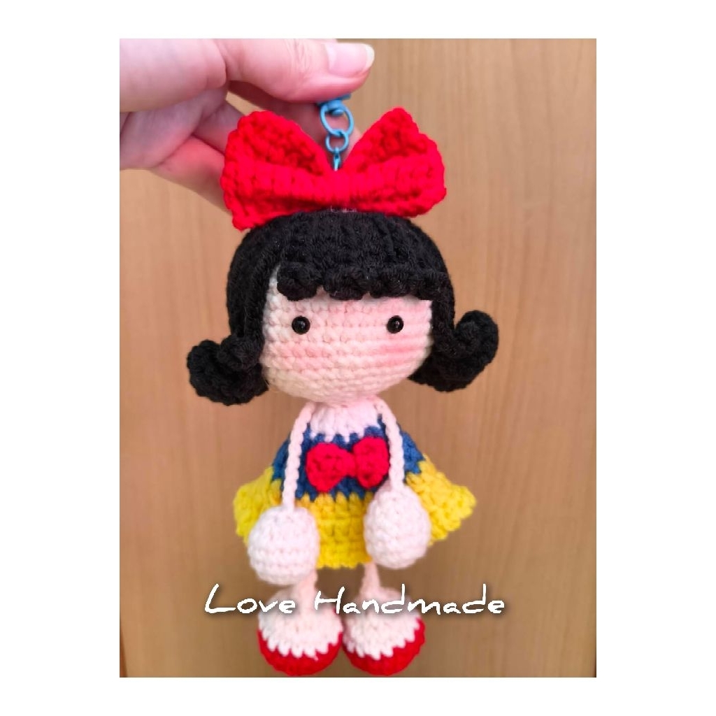 💥พร้อมส่ง💥สโนว์ไวท์พวงกุญแจตุ๊กตาถักไหมพรม