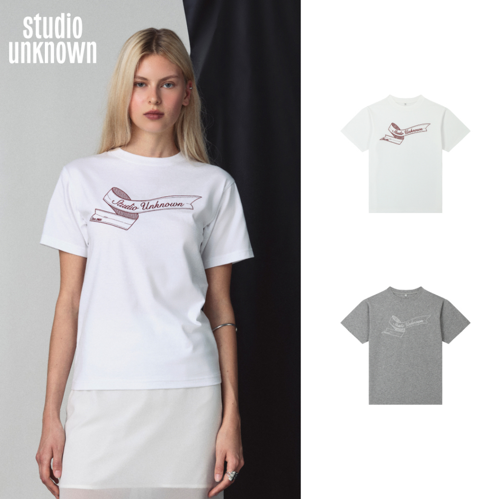STUDIO UNKNOWN - SS26 Strip Regular T-shirt เสื้อยืดคอกลมปักลายริบบิ้น