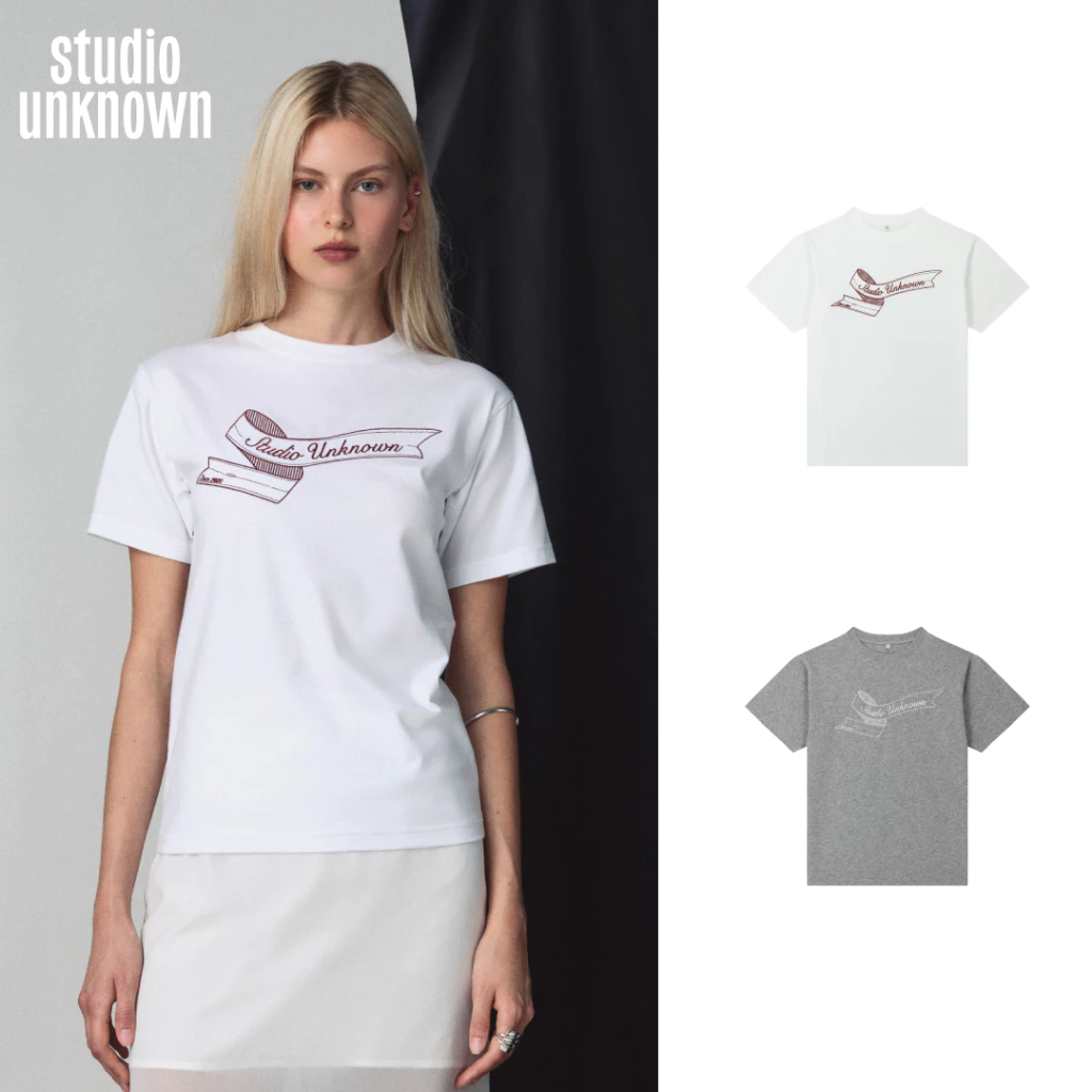 STUDIO UNKNOWN - SS26 Strip Regular T-shirt เสื้อยืดคอกลมปักลายริบบิ้น
