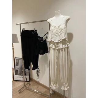 O เซ็ตนี้บอกเลยว่าจึ้งมาก! ลุค Boho-Chic คิ้วท์ๆละมุนใจ เสื้อสายเดี่ยวขอบลูกไม้ กางเกงบอลลูนผูกเชือกที่ปลายขา