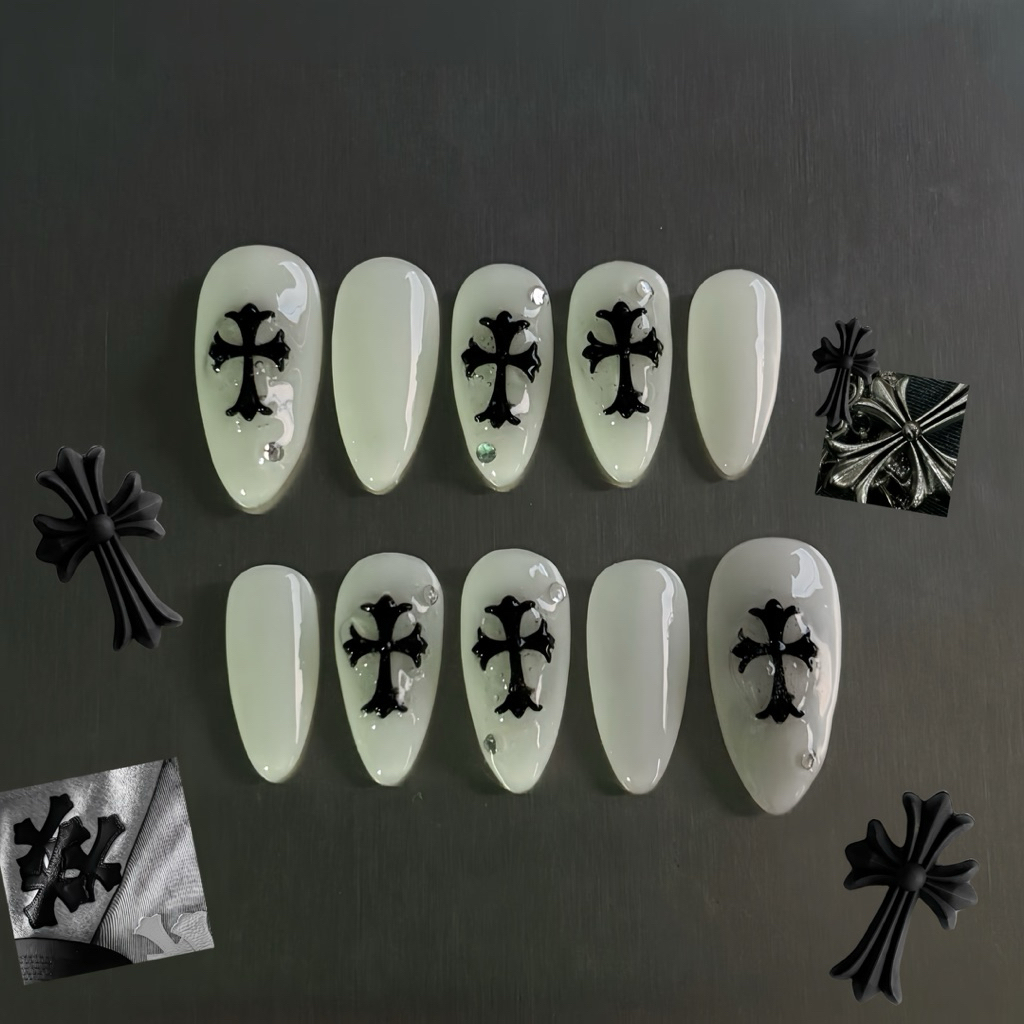 .⋆♱⃓ chrome heart nail 🪽 เล็บเจลโคมฮาร์ท ขาวนมอะไหล่ดำ