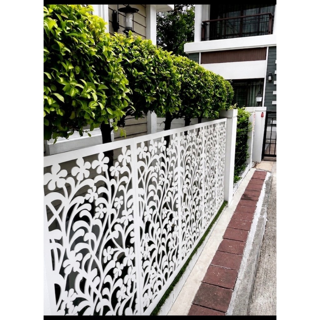 พลาสวูดลายฉลุตกเเต่งบ้าน สีขาวธรรมชาติ ขนาด 60x120 ซม หนา 10มิลมีขา/เเละไม่มีกดเลือกได้ค่ะ