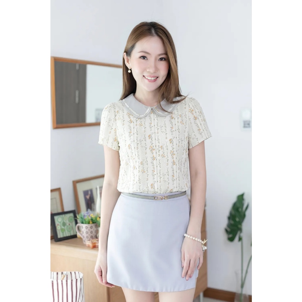Narinari : MT4101 Trimmed Peter Pan Collar Blouse เสื้อทำงานปกบัวผ้าพิมพ์ลาย