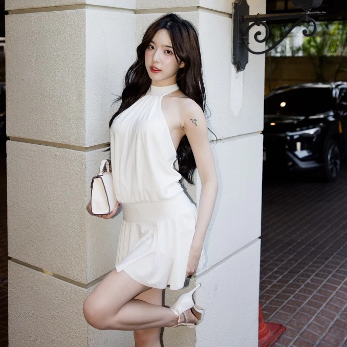 Vivian Dress เดรสสั้นสวยหวานดูแพง มีความเซ็กซี่แบบผู้ดี ซับกางเกงในตัว กระโปรงพริ้วสวย ด้านหลังเป็นแบบผูกคอปักอะไหล่TFF