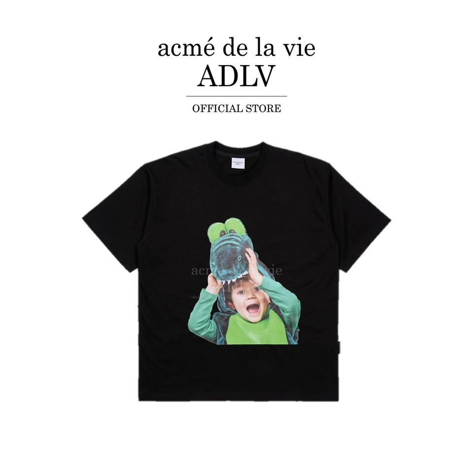 ADLV [acme de la vie] เสื้อยืด Oversize รุ่น Baby Face Crocodile Doll Short Sleeve T-Shirt Black (50071OBFSSU_F3BKXX)