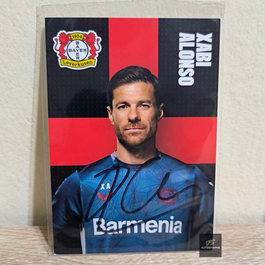คลับการ์ด 6x4 นิ้ว จากสโมสร Bayer Leverkusen พร้อมลายเซ็น Xabi Alonso