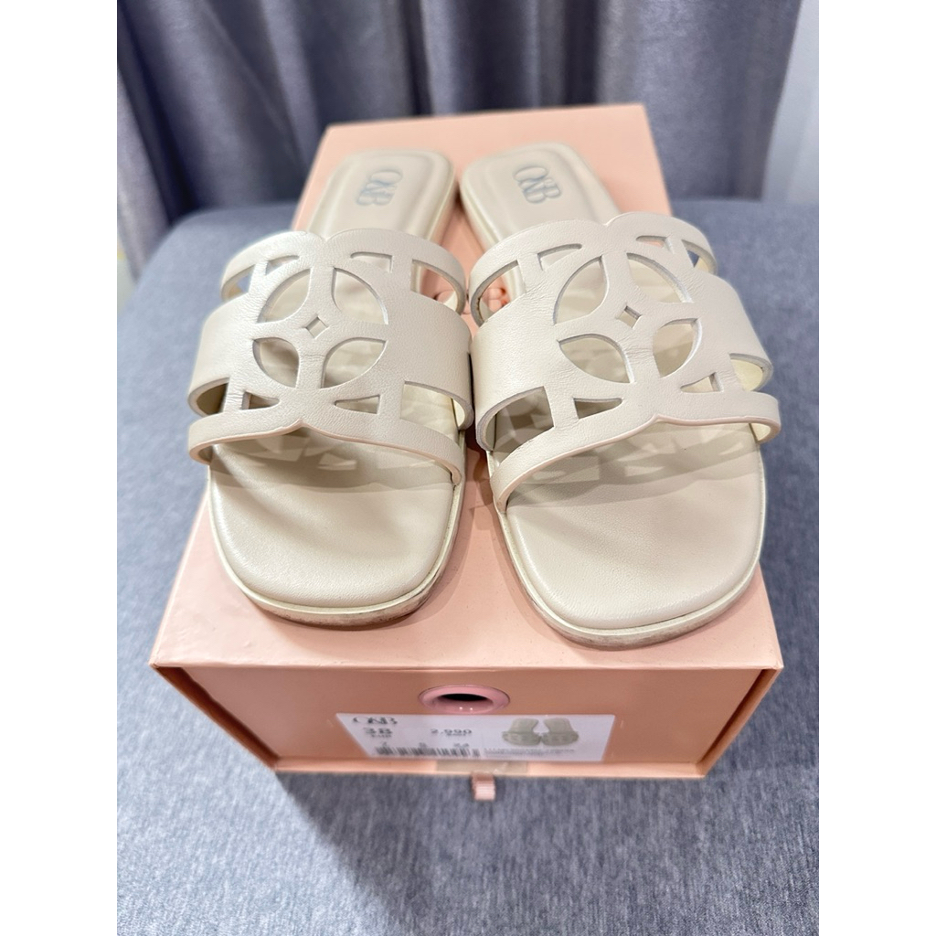 ส่งต่อ O&B รองเท้าหนังแพะ รุ่น OANDB SANDALS IN UNDERCOVER CREAM