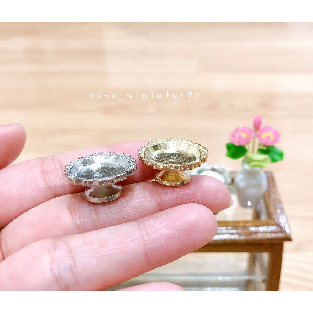 พานจิ๋ว พานเงิน พานทอง พานถวายจำลอง ทำจากโลหะผสม มีน้ำหนัก ขนาดกว้าง 2 cm. ราคา/ชิ้น