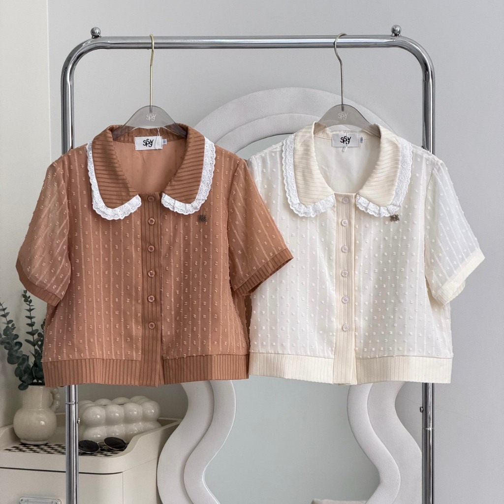 SISSY : เสื้อเชิ้ตแขนสั้น (XS-XXL) คอบัวแต่งขอบลูกไม้ 2 ชั้น ผ้าชีฟองลูกไม้ 3D